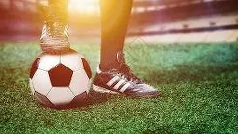 张远深夜与美女深情相拥，工作人员回应系友人欢聚